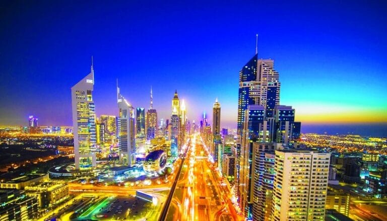 يقع برج عزيزي الجديد الذي سيضم اعلى فندق في العالم في شارع الشيخ زايد بدبي