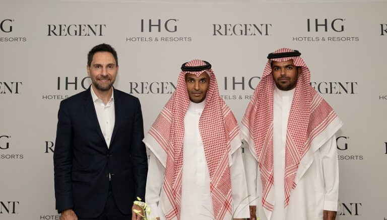 خلال توقيع الاتفاقية بين IHG و مجموعة المحيسن