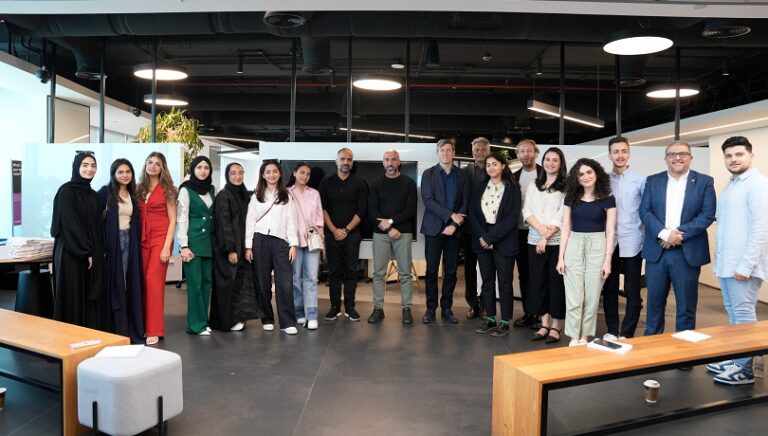 طلاب هندسة العمارة في الجامعة الأمريكية في الشارقة في مقر شركة أراد