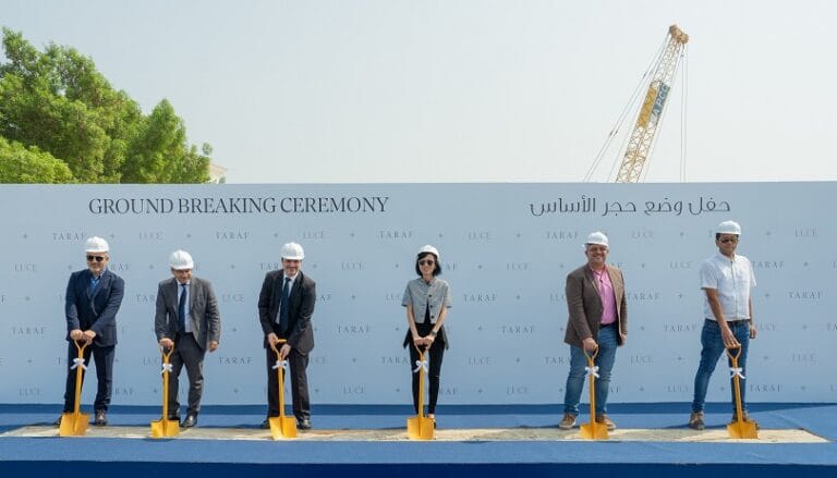 خلال وضع حجر اساس مشروع لوتشه في نخلة جميرا