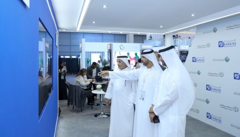 سلطان بن مجرن يتفقد جناح دائرة الاراضي والاملاك بدبي في معرض جايتكس 2023
