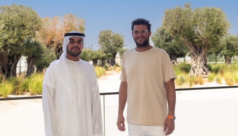 طلال قداح وعبد الله الملا خلال توقيع الاتفاقية بين "كيتورا" و "كومفورت"