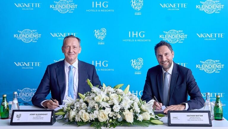 خلال توقيع الاتفاقية بين  مجموعة فنادق ومنتجعات IHG ومجموعة كليندينست