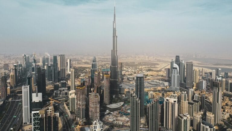 بلومبيرغ : دبي تحتاج إلى مواصلة جذب السكان الجدد لشغل المنازل قيد الإنشاء