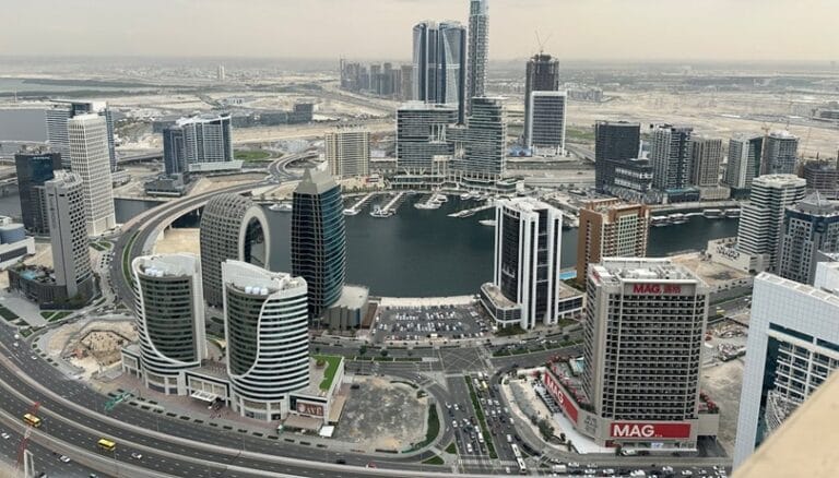 8.4 مليار دولار مبيعات العقارات في منطقة الخليج التجاري بدبي خلال 2024