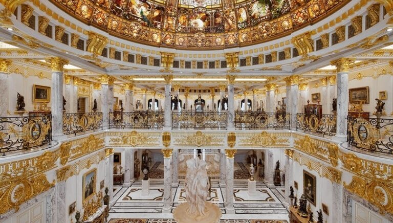 استغرق عملية بناء فيلا قصر الرخام  The Marble Palace في حي تلال الإمارات بدبي  12 عاماً