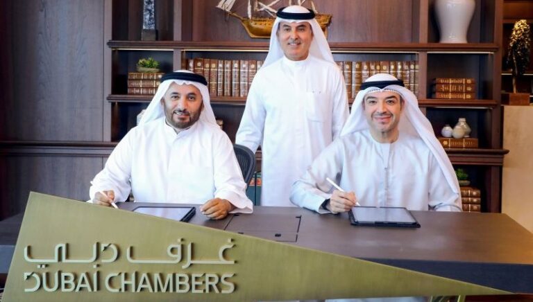 عبد العزيز الغرير وسلطان بن مجرن خلال توقيع الاتفاقية