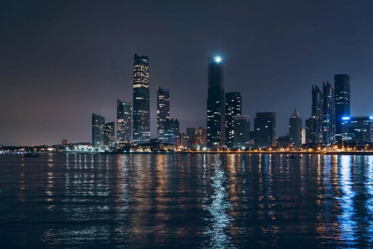 سوق العقارات في أبوظبي يسجل نمواً في الأسعار وعوائد الإيجار خلال 2025