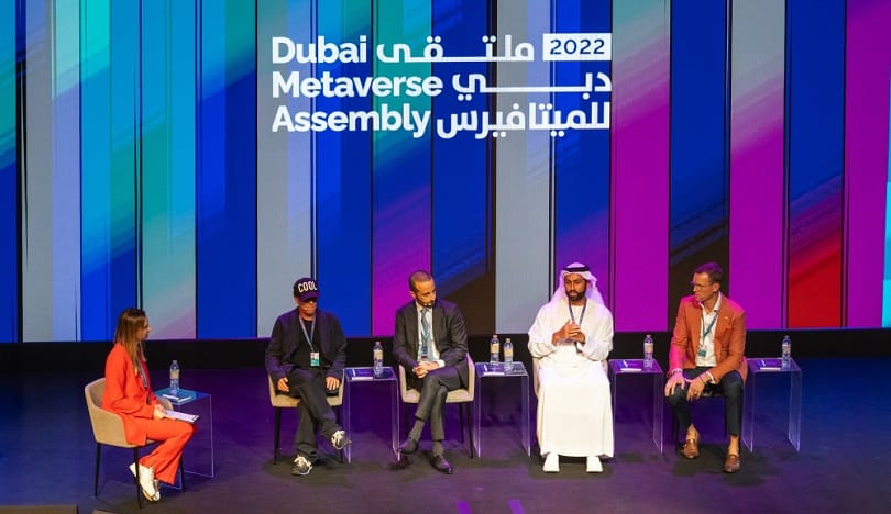 علي سجواني متحدثاً خلال ملتقى دبي للميتافيرس