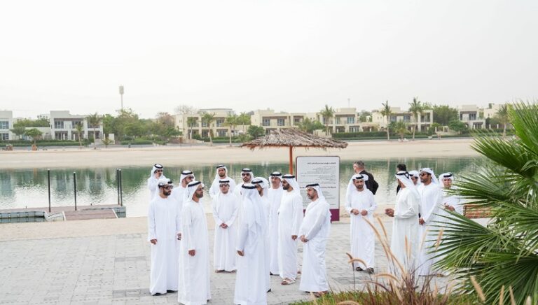 ولي عهد رأس الخيمة يطلع على سير العمل في مشاريع رأس الخيمة العقارية بميناء العرب