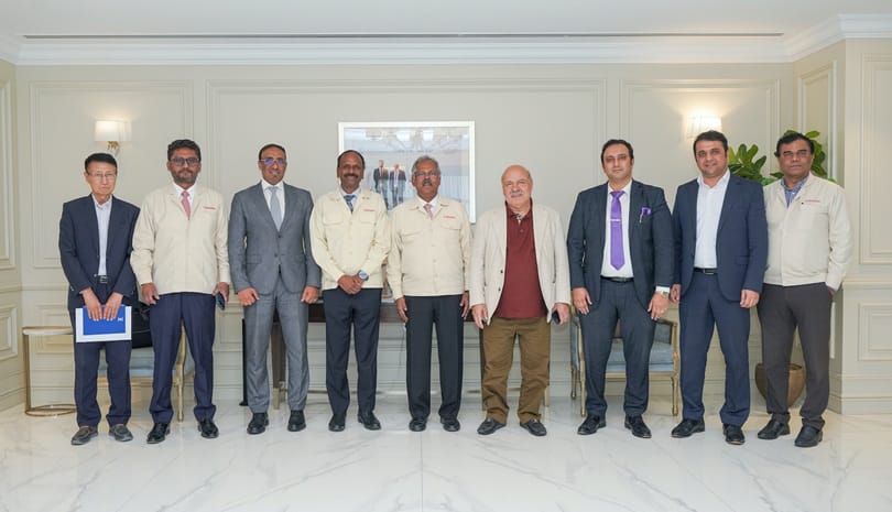خلال إرساء عقد تنفيذ الهيكل الفولاذي لبرج عزيزي في دبي