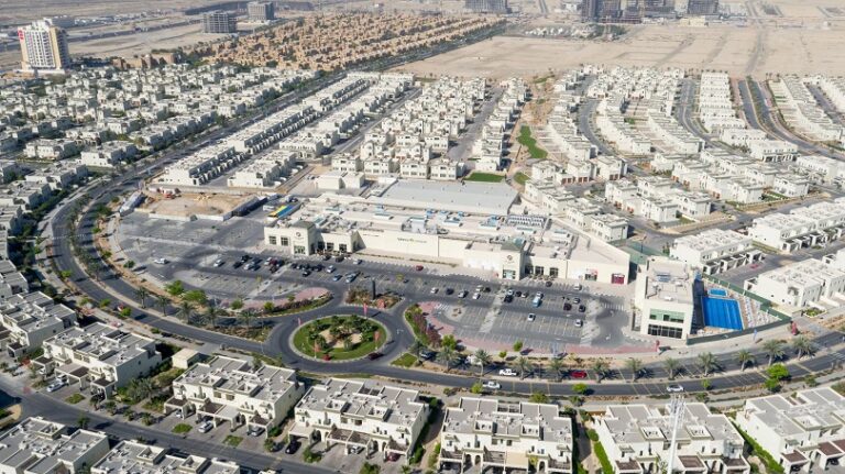يقع تلال الفرجان ضمن مجمع الفرجان السكني بدبي