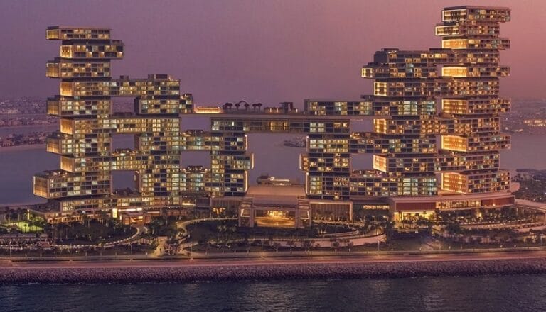 يقع منتجع اتلانتس ذا رويال على الهلال الخارجي لنخلة جميرا في دبي