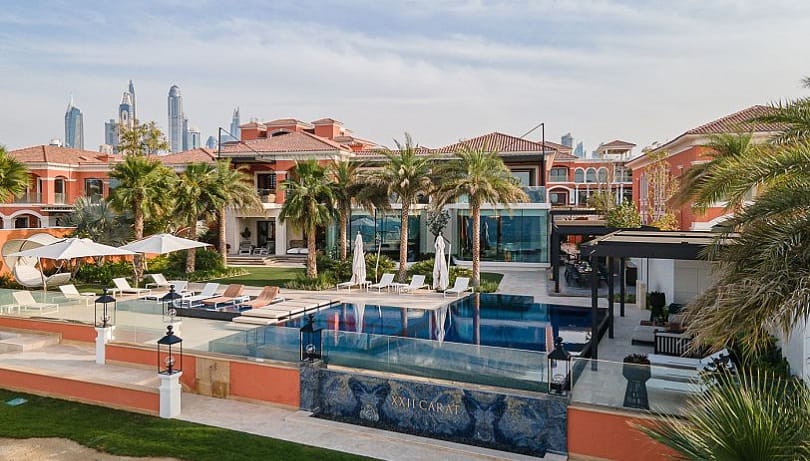 تقع الفيلا في مجمع الفلل الفاخرة XXII CARAT Club Villas في نخلة جميرا