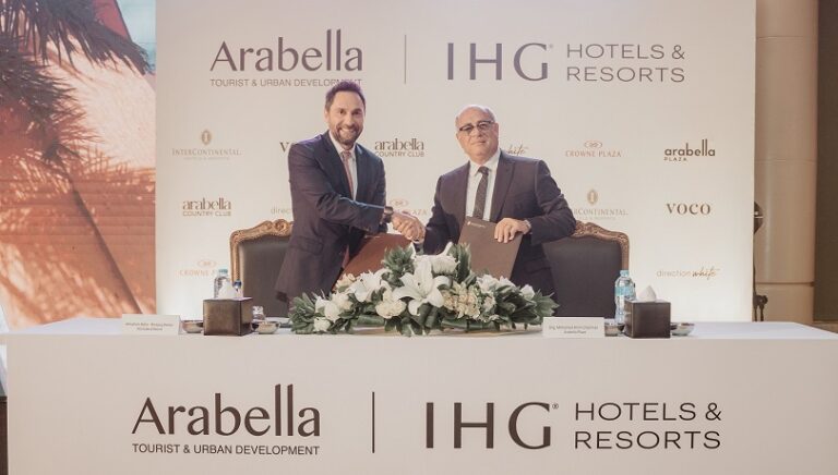 خلال توقيع الاتفاقية بين مجموعة فنادق ومنتجعات IHG  وشركة أرابيلا جروب