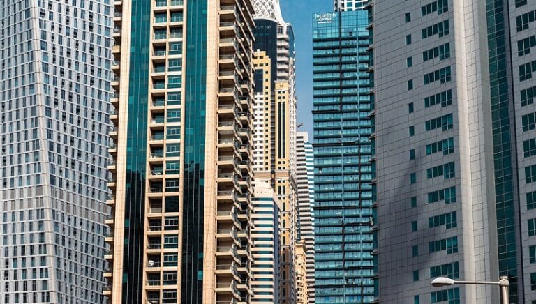 يختلف الحد الادنى من الدخل الشهري المطلوب للحصول على القرض العقاري في الإمارات من بنك إلى آخر