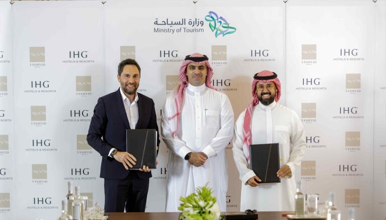 خلال توقيع الاتفاقية بين مجموعة IHG و شركة تشييـــــد لتشغيل الفنادق في السعودية