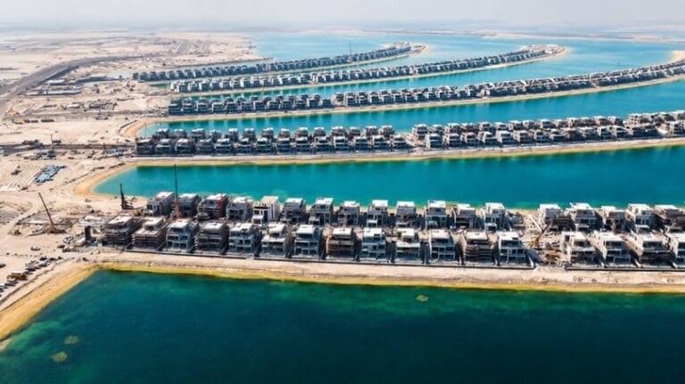 تضم نخلة جبل علي أكثر من 90 كيلومتراً من الواجهات الشاطئية