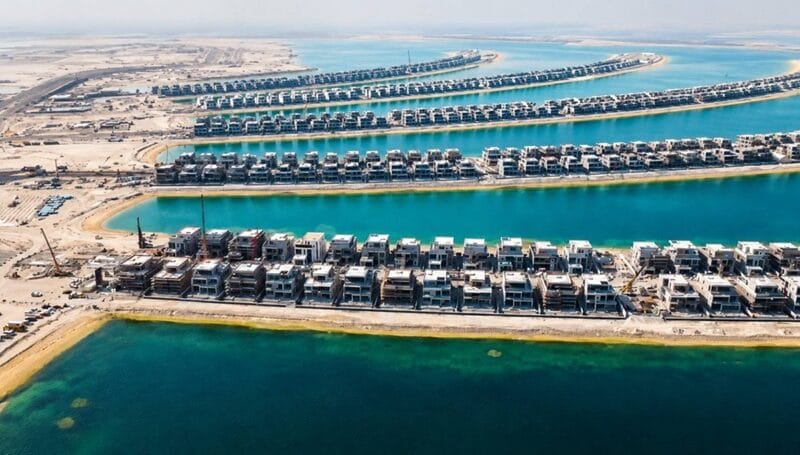 تضم نخلة جبل علي أكثر من 90 كيلومتراً من الواجهات الشاطئية تضم نخلة جبل علي أكثر من 90 كيلومتراً من الواجهات الشاطئية